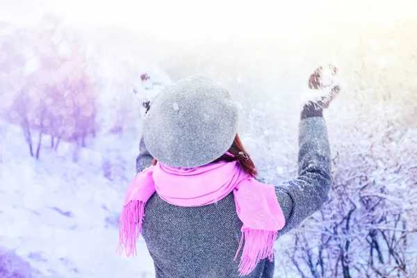 Femme aime la neige sur la forêt d'hiver — Photo