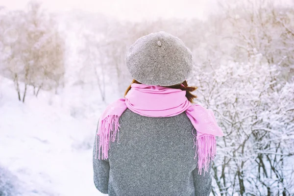 Женщина в снежном зимнем лесу горизонтально — стоковое фото