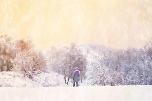 Femme dans la forêt enneigée d'hiver — Photo