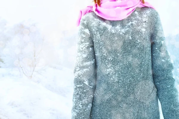 Frau im verschneiten Mantel im Wald — Stockfoto
