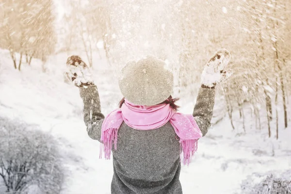 Femme jette la neige sur la forêt d'hiver — Photo