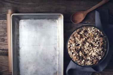 Granola tepsi ahşap masa üstü görünümünde pişirme ile cam kase