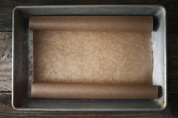 Пергамент в металлическом лотке для выпечки вид сверху — стоковое фото