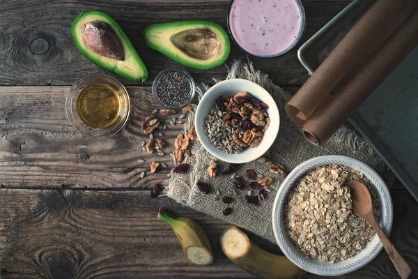 Ingredientes para granola en la mesa de madera — Foto de Stock