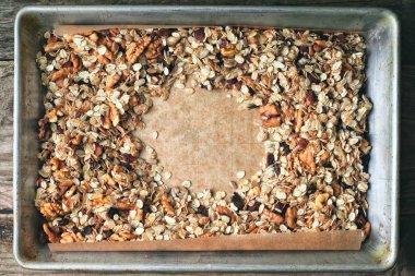 Fırın tepsisindeki granola çerçevesinde