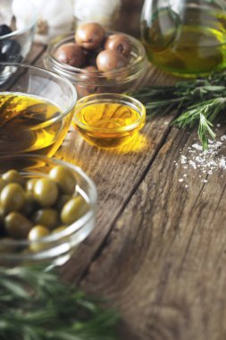 Zeytinyağı ve zeytin ahşap tablo dikey