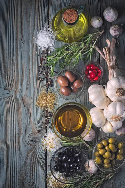 Olives with seasoning mix on the blue wooden table vertical — Stock Photo, Image