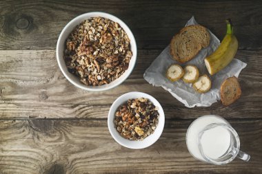 Ahşap masa yatay üzerinde granola ile Kahvaltı