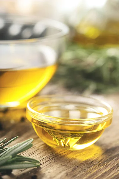 Aceite de oliva en el recipiente de vidrio en la mesa de madera vertical — Foto de Stock