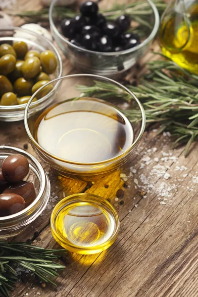Aceite de oliva con mezcla de aceitunas en la mesa de madera vertical — Foto de Stock