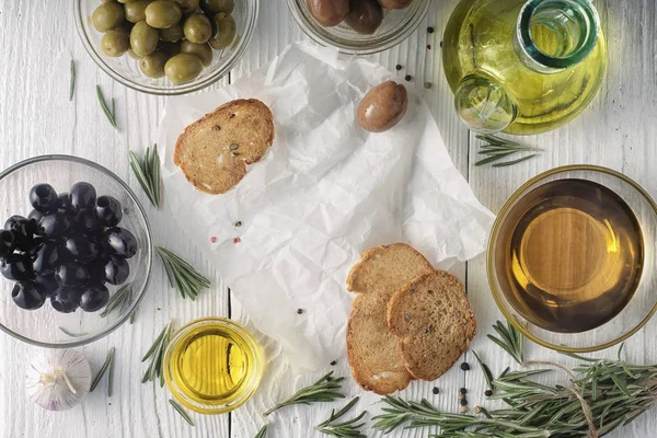 横の白い木製のテーブルでパンとオリーブのオリーブ オイル ミックスします。 — ストック写真