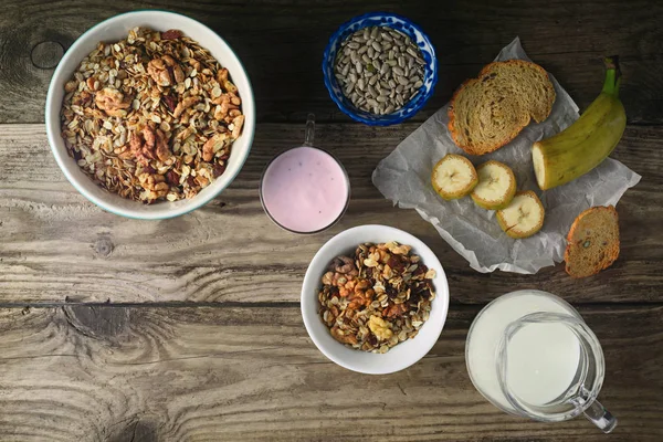 Breakfast with granola on the wooden table top view — Stock Photo, Image