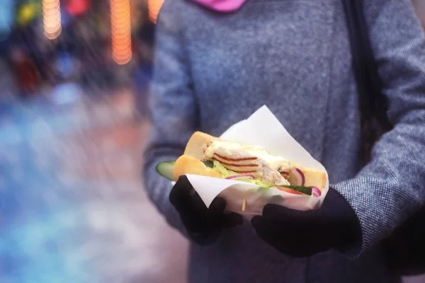 Sandwich in the woman`s hands. Street food. — Stock Photo, Image