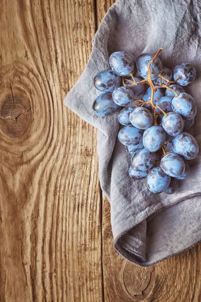 Bando de uvas na vista superior da mesa de madeira — Fotografia de Stock