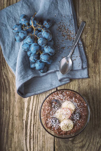 Chocolate chia pudding with fruit in the glass bowl top view — Stock Photo, Image