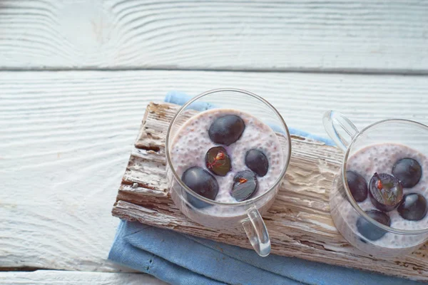 Pudim de chia com uvas na mesa de madeira branca horizontal — Fotografia de Stock