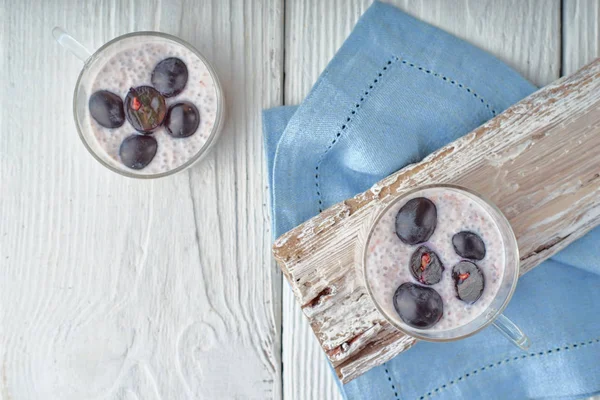 Chia pudding with grapes on the white wooden table top view — Stock Photo, Image