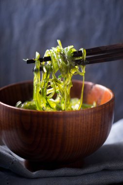 Çin chuka salata dikey çubuklarla