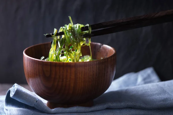 Kinesiska ätpinnar med chuka sallad horisontella — Stockfoto