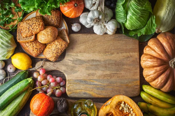 Pão de legumes e grãos diferentes na vista superior da mesa de madeira — Fotografia de Stock