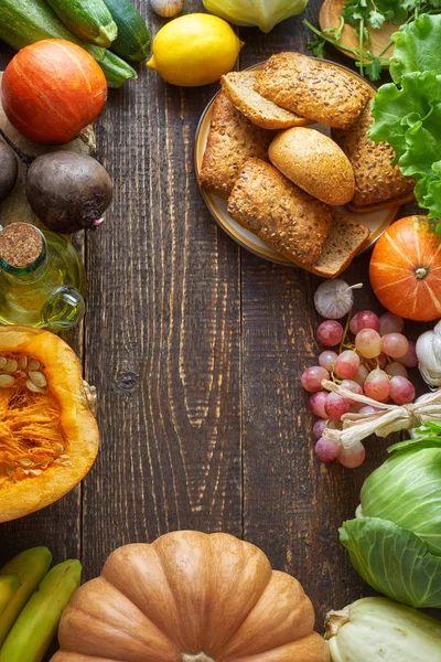 Рамка из различных овощей и зерновых хлебов на деревянном столе — стоковое фото