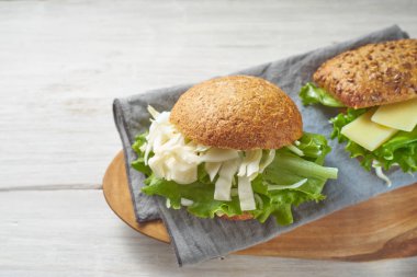 Beyaz ahşap masa üzerinde sebze sandviç