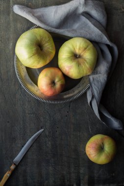 Elma koyu çizilmiş tablo