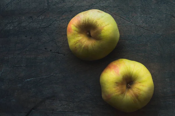 Äpplen på den mörka repiga bakgrunden horisontella — Stockfoto
