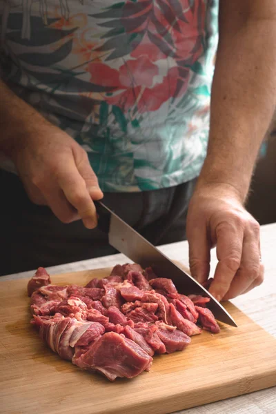 Taglio verticale della carne cruda sul tagliere di legno — Foto Stock