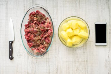 Internet yataydan yemek pişirmek için malzemeler