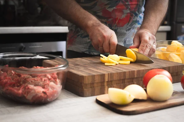 Cottura carne al forno con patate orizzontali — Foto Stock