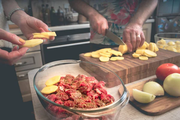 Готовить мясо с картофелем и овощами — стоковое фото