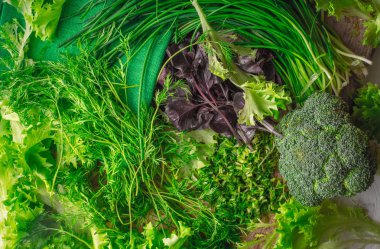 Köy salata, brokoli, fesleğen, soğan, dereotu kesme tahtası üzerinde