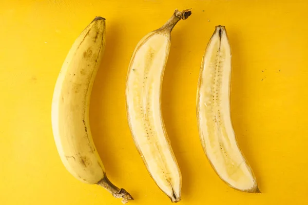 노란 배경에 있는 바나나 — 스톡 사진