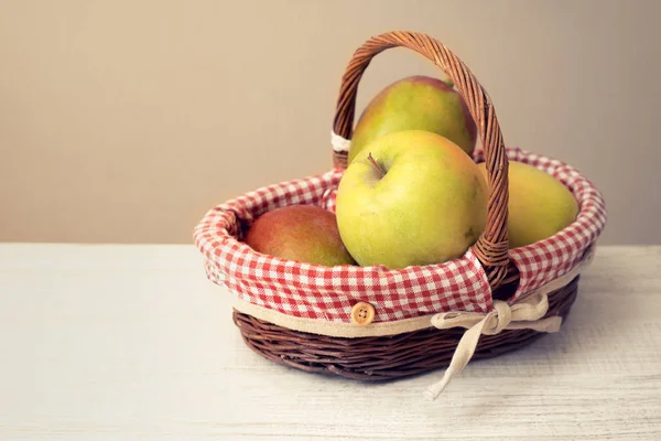 Jabłka w koszyku na poziomej tabeli — Zdjęcie stockowe