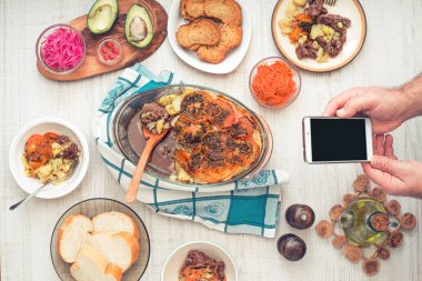 Cep telefonu yatay ile akşam yemeği
