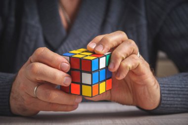 Çözme Rubik küpü dostum