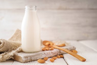 Badem sütü, badem fındık, peçete bir stand