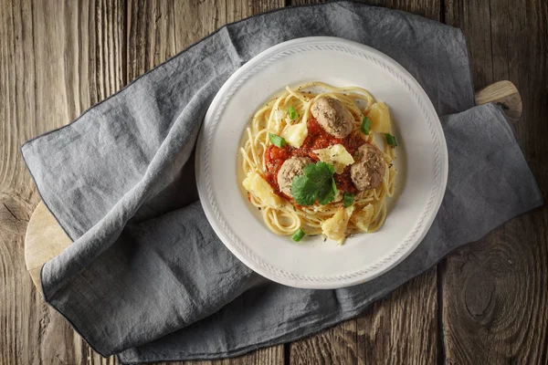 Ready-made spaghetti with meatballs and herb at the old board — Stock Photo, Image