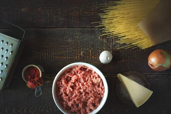 Ingrediente pentru spaghete cu chiftele pe fundal din lemn orizontal — Fotografie, imagine de stoc