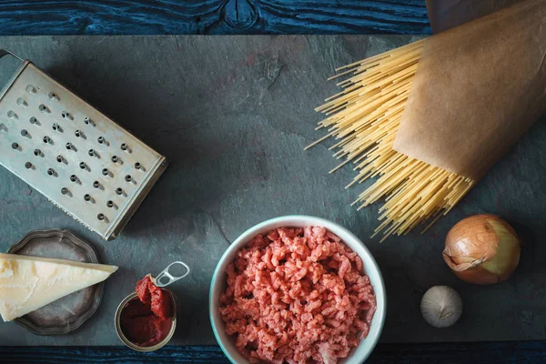 Ingredienser för spaghetti med köttbullar på stenen bakgrund horisontella — Stockfoto