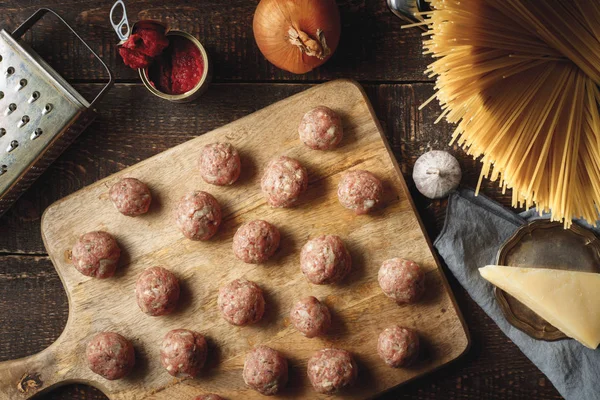 Raw meatball for spaghetti on the wooden board top view — Stock Photo, Image