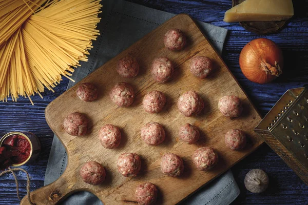 Carne brută pentru spaghete pe fundalul albastru din lemn vedere de sus — Fotografie, imagine de stoc