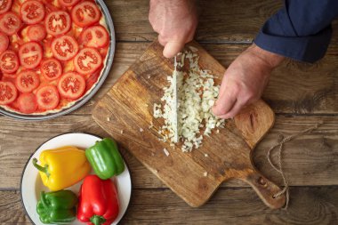 Adam soğan pizza bir ahşap tahta üzerine dilimlenmiş