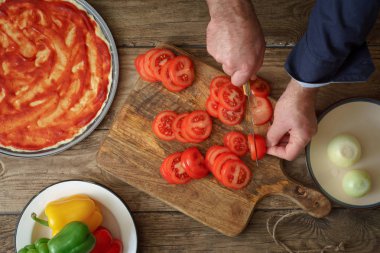 Pizza pişirme formu ve malzemeler