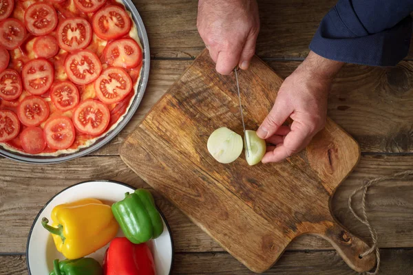 Skivad lök pizza på en träskiva — Stockfoto