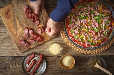 Adamım sosisli pizza tahta üzerinde