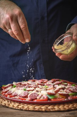 Peynirli pizza bir sauser gelen mavi gömlek serpin erkekte