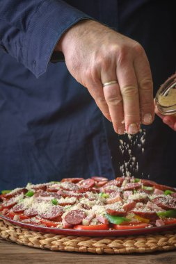 Peynirli pizza masada mavi gömlek serpin erkekte