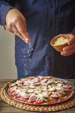 Peynirli pizza seramik sauser gelen mavi gömlek serpin erkekte